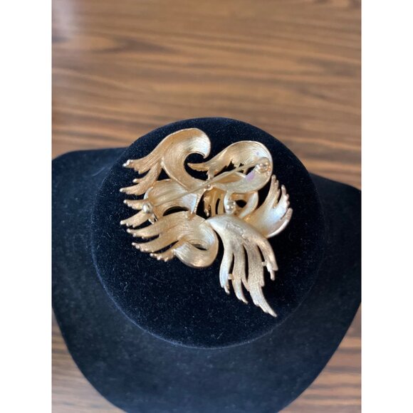 Crown Trifari brushed gold tone swirl feather design ribbon brooch vintage - Picture 2 of 4